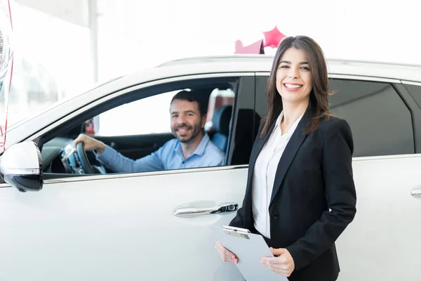 Magnifique Représentant Des Ventes Fournissant Service Client Voiture Chez Concessionnaire — Photo