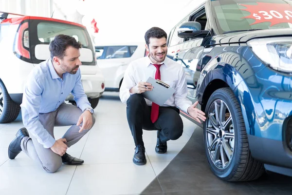 Selbstbewusster Und Attraktiver Verkäufer Der Dem Kunden Autohaus Das Rad — Stockfoto