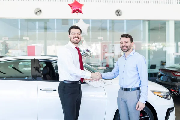 Portrait Smiling Vehicle Dealer Customer Shaking Hands Showroom — Stock Photo, Image