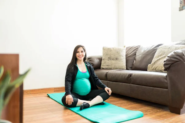 Uśmiecha Się Kobieta Ciąży Siedząc Krzyż Nogi Maty Fitness Domu — Zdjęcie stockowe
