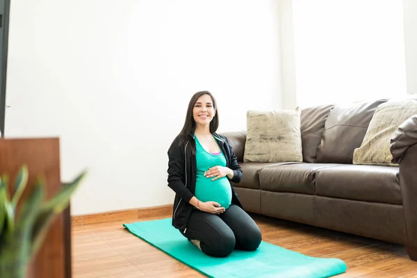 Hamile Kadın Duygu Hareketi Bebek Evde Yoga Mat Üzerinde Otururken — Stok fotoğraf