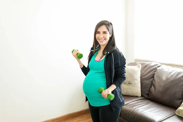 Έγκυος Γυναίκα Που Κάνει Άσκηση Άρση Βαρών Ενώ Στέκεται Στο — Φωτογραφία Αρχείου