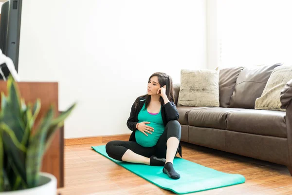 Trett Gravid Mor Dagdrømmer Mens Hun Sitter Treningsmatte Hjemme – stockfoto