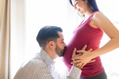 Karın hamile eşi evde öpüşme gelecekteki baba yan görünüm