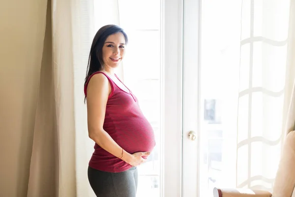 Portret Połowie Dorosłej Kobiety Ciąży Dotykając Brzuch Miłością Domu — Zdjęcie stockowe