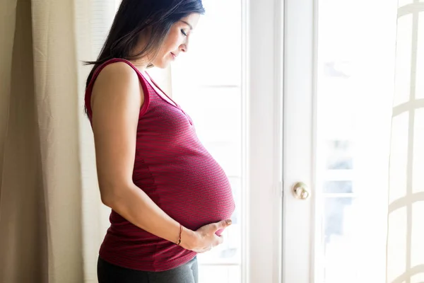 Красивая Беременная Мать Трогает Смотрит Беременный Живот Дома — стоковое фото