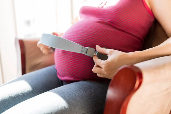 Buik Van Vrouw Zit Stoel Het Maken Van Ongeboren Baby — Stockfoto