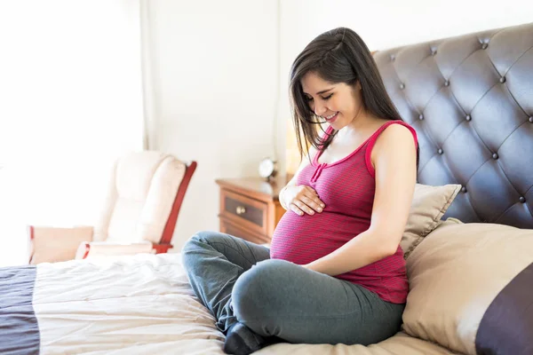 Mulher Grávida Adulta Média Olhando Tocando Sua Barriga Para Mostrar — Fotografia de Stock