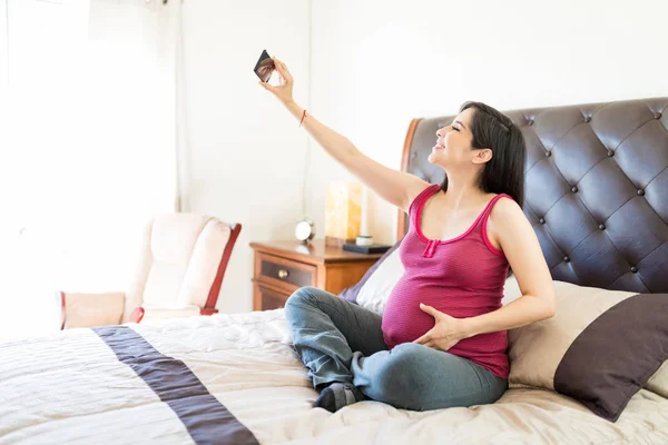 Zufriedene Mutter Macht Selbstporträt Auf Handy Hause — Stockfoto