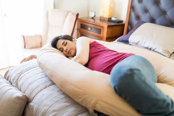 Mulher Adulta Média Despreocupada Deitada Travesseiro Gravidez Confortável Cama — Fotografia de Stock
