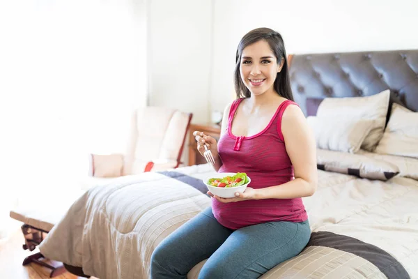 Mujer Embarazada Comiendo Ensalada Fresca Mientras Relaja Cama Casa — Foto de Stock