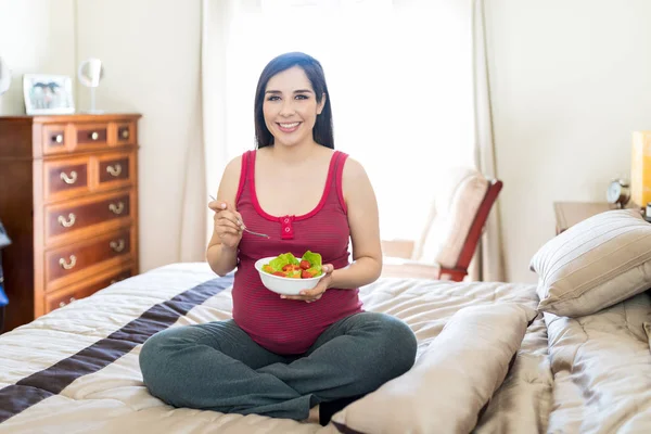 Mujer Embarazada Adulta Que Cuida Feto Comiendo Ensalada Fresca Casa — Foto de Stock