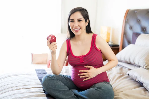 Mãe Para Estar Sorrindo Enquanto Segura Maçã Fresca Tocar Abdômen — Fotografia de Stock