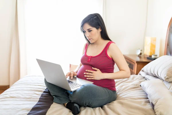 Mãe Grávida Adulta Média Usando Mídia Social Laptop Cama Casa — Fotografia de Stock