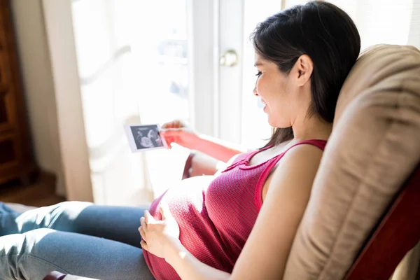 Mulher Grávida Adulta Média Segurando Ultra Som Digitalização Enquanto Sentado — Fotografia de Stock