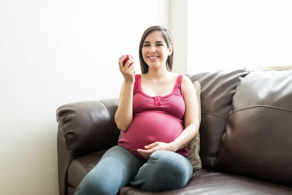 Portret Komfortowe Połowa Dorosłej Kobiety Ciąży Uśmiechnięty Apple Kanapie — Zdjęcie stockowe