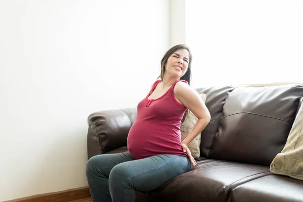 Kobieta Ciąży Cierpi Powodu Backpain Podczas Odpoczynku Salon — Zdjęcie stockowe