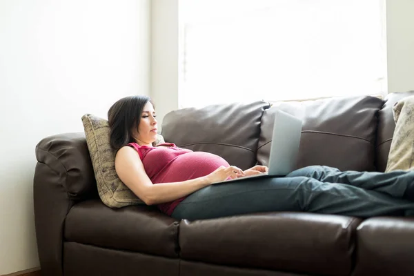 Süße Schwangere Mutter Benutzt Laptop Während Sie Hause Auf Dem — Stockfoto