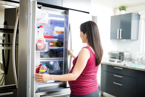 Spanyol Bekleyen Anne Sağlıklı Gıda Buzdolabında Evde Arama — Stok fotoğraf