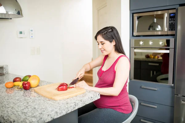 Attractive Pregnant Woman Cutting Apple Breakfast Kitchen Home — Stock Photo, Image