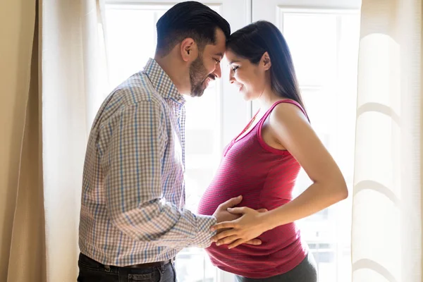 Casal Bonito Sorridente Amor Esperando Por Seu Bebê Enquanto Está — Fotografia de Stock