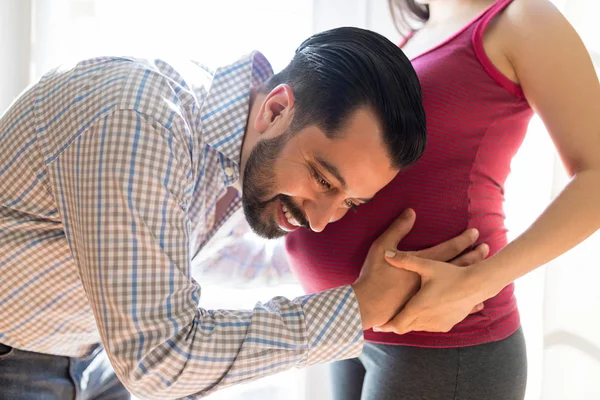 Homem Bonito Ouvindo Batimento Cardíaco Bebê Por Nascer Barriga Mulher — Fotografia de Stock