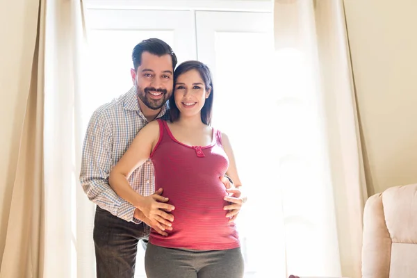 Portrét Usmívajícího Muže Objal Svou Krásnou Těhotnou Manželku Doma — Stock fotografie