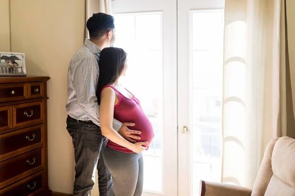 Lateinischer Mann Umarmt Seine Schwangere Frau Während Hause Vor Der — Stockfoto