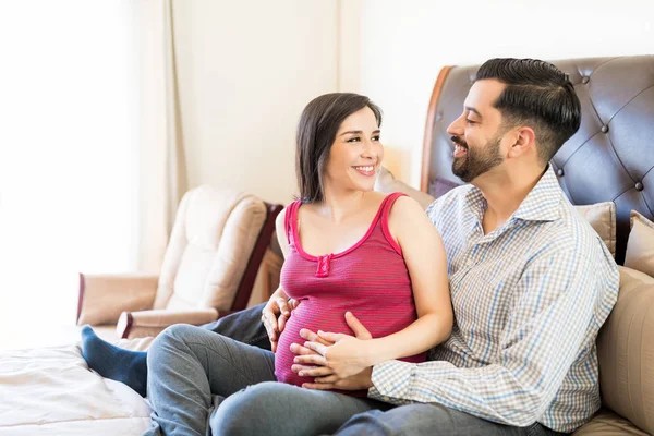 Bom Casal Olhando Esperando Recém Nascido Enquanto Sentado Cama Casa — Fotografia de Stock