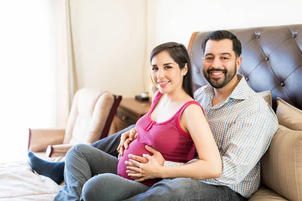 Retrato Futura Mãe Pai Sorrindo Abraçando Cama Casa — Fotografia de Stock