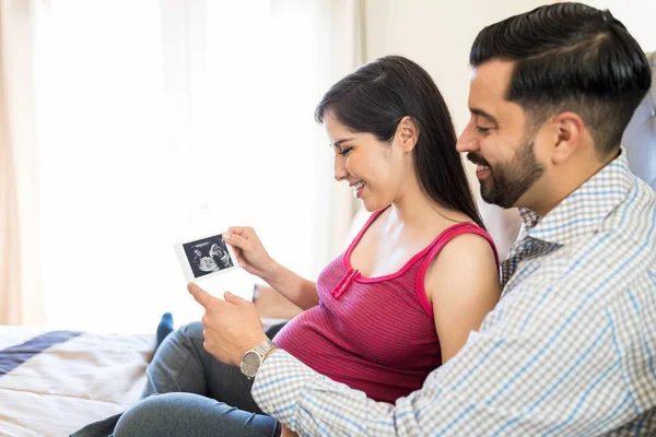 Niedliche Mitte Erwachsenes Paar Hält Ultraschalluntersuchung Des Ungeborenen Babys Während — Stockfoto
