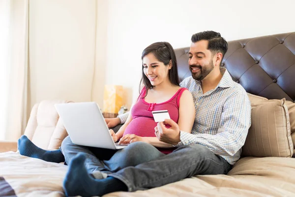 Mulher Grávida Bonita Homem Com Laptop Cartão Crédito Sentado Cama — Fotografia de Stock