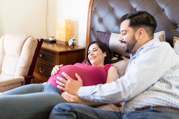 Amante Casal Adulto Médio Esperando Bebê Enquanto Relaxa Casa — Fotografia de Stock
