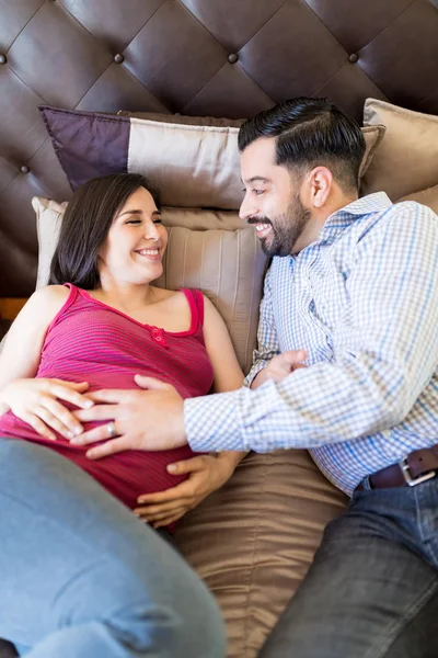 Homem Sorridente Tocando Barriga Mulher Para Sentir Bebê Colidir Enquanto — Fotografia de Stock