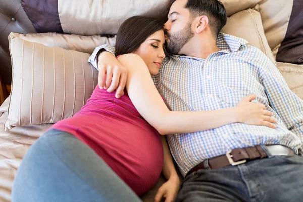 Kochających Połowy Dorosłych Mężczyzna Całowanie Czole Kobieta Ciąży Podczas Snu — Zdjęcie stockowe