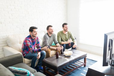 Grup üç arkadaşıyla birlikte Tv evde film izlerken şaka yapıyordum