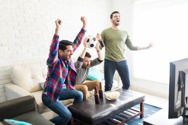 Çok memnun arkadaşlar salon favori futbol takımının zaferini kutluyor