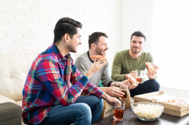 Pizza ve bira pals ile oturma odasında yaparken giyiyor geçici işçi yakışıklı genç adam