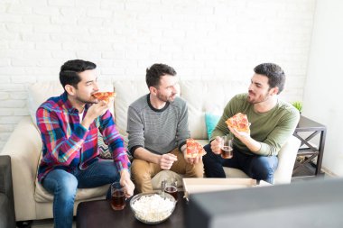 Evde dışarı asılı iken pizza ve bira tadını çıkarırken konuşurken kaygısız erkek arkadaşları