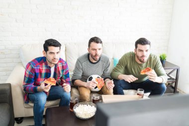 Lokanta evde yaparken televizyon izlerken odaklı futbol taraftarları