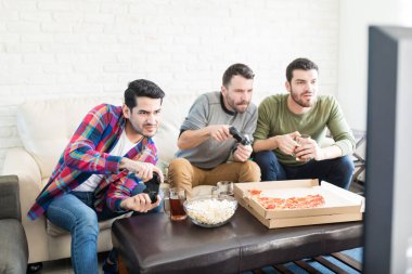 Kanepede oturan ve evde pizza ve bira yaparken konsolda oyun arkadaşlarım