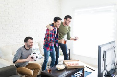 Genç erkek arkadaşının evinde maç futbol izlerken gol kutluyor