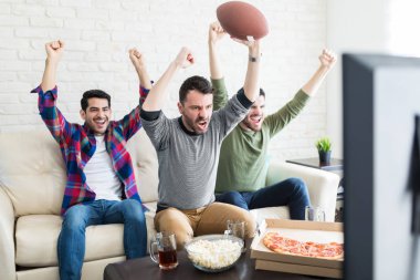 Tutkunlarının futbol takımı evde destek verirken tezahürat geçici işçi olarak