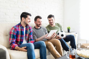 Futbol Turnuvası tablet bilgisayarda izlemek için erkek arkadaşının yerinde takılmaya