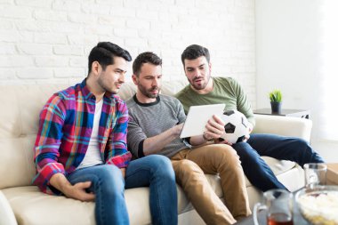 Kanepede otururken izlemek canlı futbol maçı Tablet Pc Latince en iyi arkadaşları