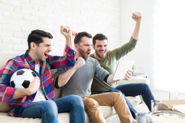Erkek arkadaşlar futbol maçı canlı streaming izlerken tezahürat