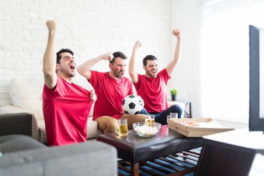 Gurur futbol taraftarları birlikte izlemek için dışarı asılı süre tezahürat evde maç