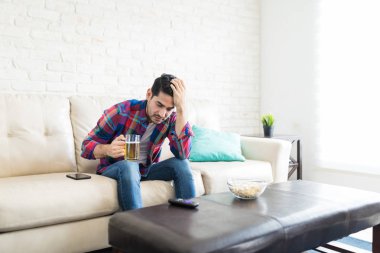 Hayal kırıklığına uğramış genç adam onun favori takım kayıp maç sonra bira içmek