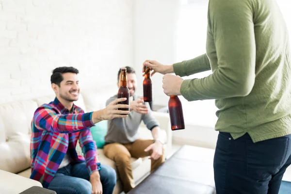 Jovem Servindo Garrafas Cerveja Para Amigos Sala Estar — Fotografia de Stock