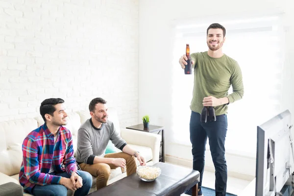 Homem Latino Atraente Segurando Garrafas Cerveja Por Amigos Assistindo Casa — Fotografia de Stock